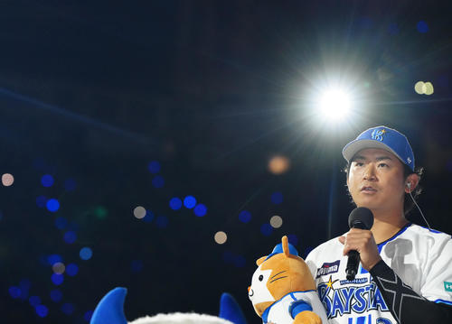 DeNA対日本ハム　試合後、インタビューに応じるDeNA今永（撮影・江口和貴）
