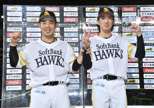 ソフトバンク対楽天　お立ち台で2勝目を挙げた大津（右）の手を握り笑顔でガッツポーズする近藤（撮影・岩下翔太）