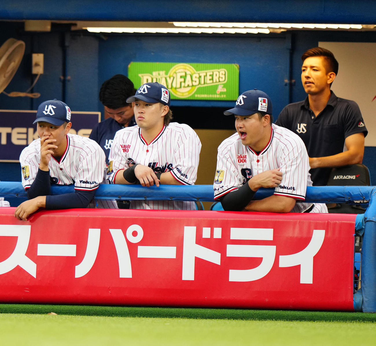 ヤクルト対広島　1回表、ベンチから声を出すヤクルト村上（手前右）（2023年7月1日撮影）