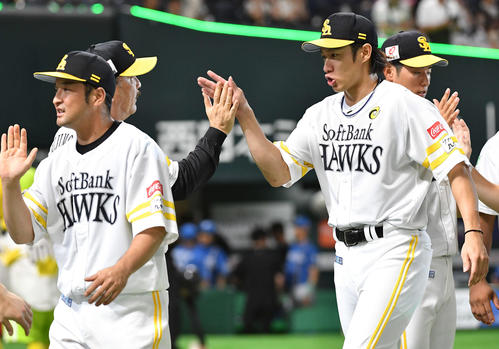 ソフトバンク対日本ハム　日本ハムに勝利し、藤本監督（左から2人目）とタッチを交わす柳田（撮影・岩下翔太）