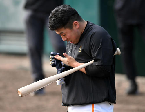 2023年2月、指を気にする巨人ドラフト1位浅野