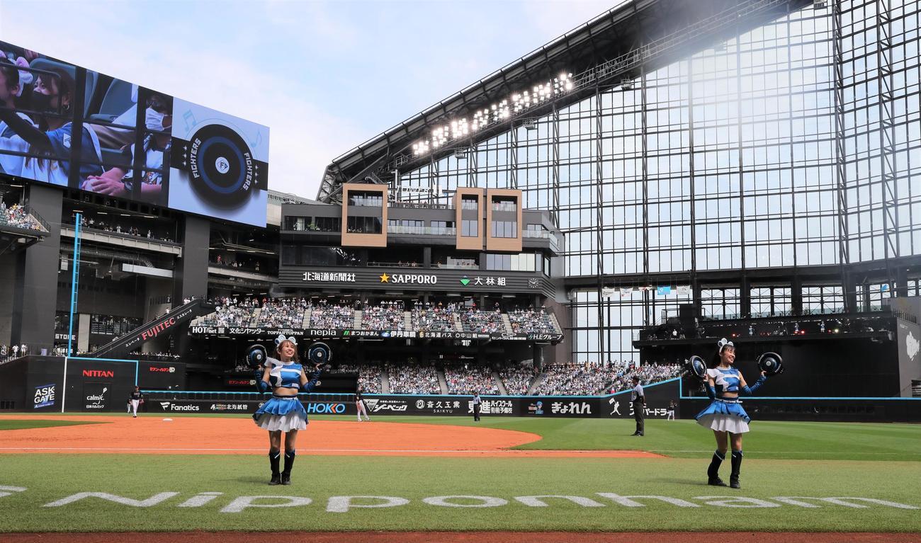 日本ハム対オリックス　屋根を開けたエスコンフィールド北海道で踊るファイターズガール（2023年7月2日撮影）