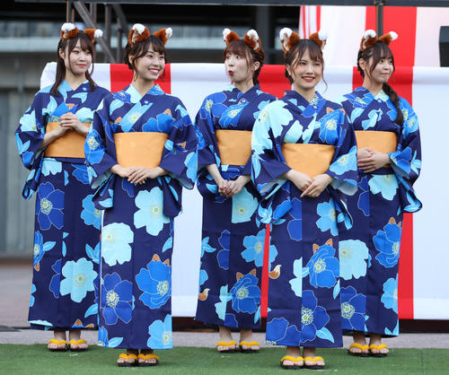 エスコンフィールド北海道で行われた「F VILLAGE 超提灯祭り」の点灯式に浴衣姿で登場するファイターズガール(2023年7月7日撮影)