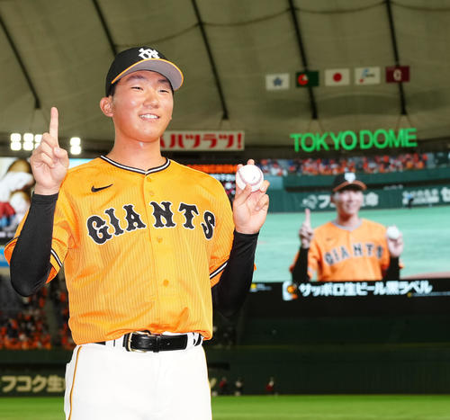2023年5月25日、DeNA戦でプロ初勝利を挙げ、写真に納まる巨人田中千晴