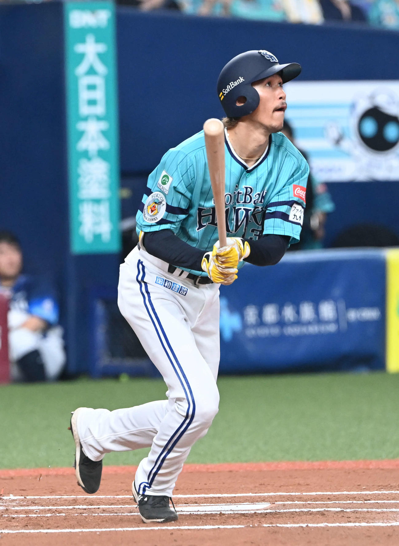 右越え本塁打を放つ三森（2023年7月10日撮影）