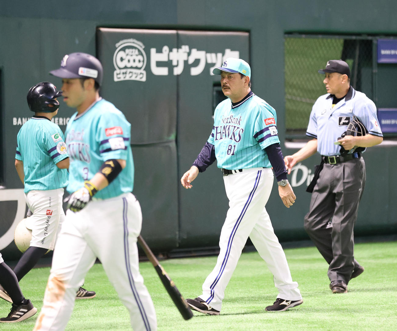 ソフトバンク対オリックス　8回裏終了後、審判に投手交代を告げた藤本監督、手前は満塁で空振り三振に終わった近藤（撮影・梅根麻紀）
