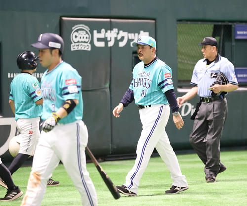 ソフトバンク対オリックス　8回裏終了後、審判に投手交代を告げた藤本監督、手前は満塁で空振り三振に終わった近藤（撮影・梅根麻紀）