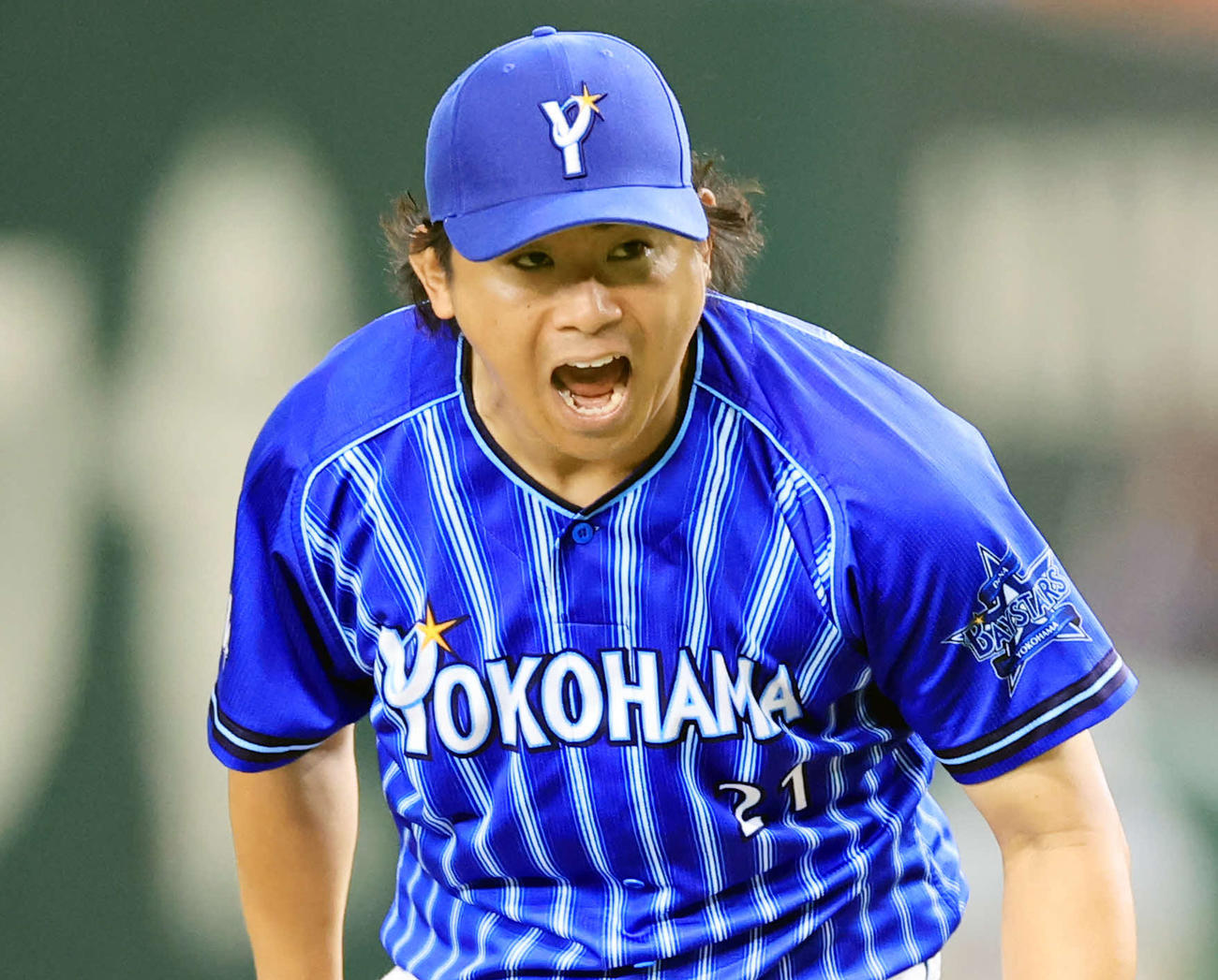 7月7日の巨人戦　7回裏2死二、三塁で岸田を三振に仕留めて雄たけびを上げる今永