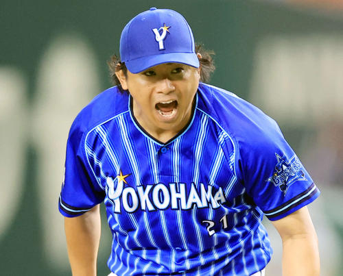 7月7日の巨人戦　7回裏2死二、三塁で岸田を三振に仕留めて雄たけびを上げる今永