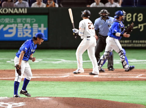 7月7日の巨人戦　7回裏2死二、三塁、代打岸田を空振り三振に仕留めほえる今永