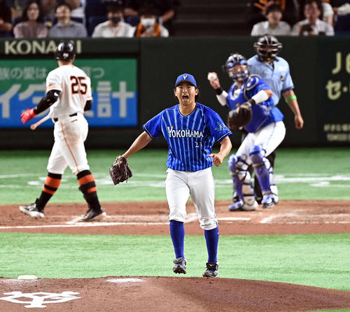 7月7日の巨人戦　4回裏巨人1死、岡本和真を見逃し三振に仕留めほえる今永昇太