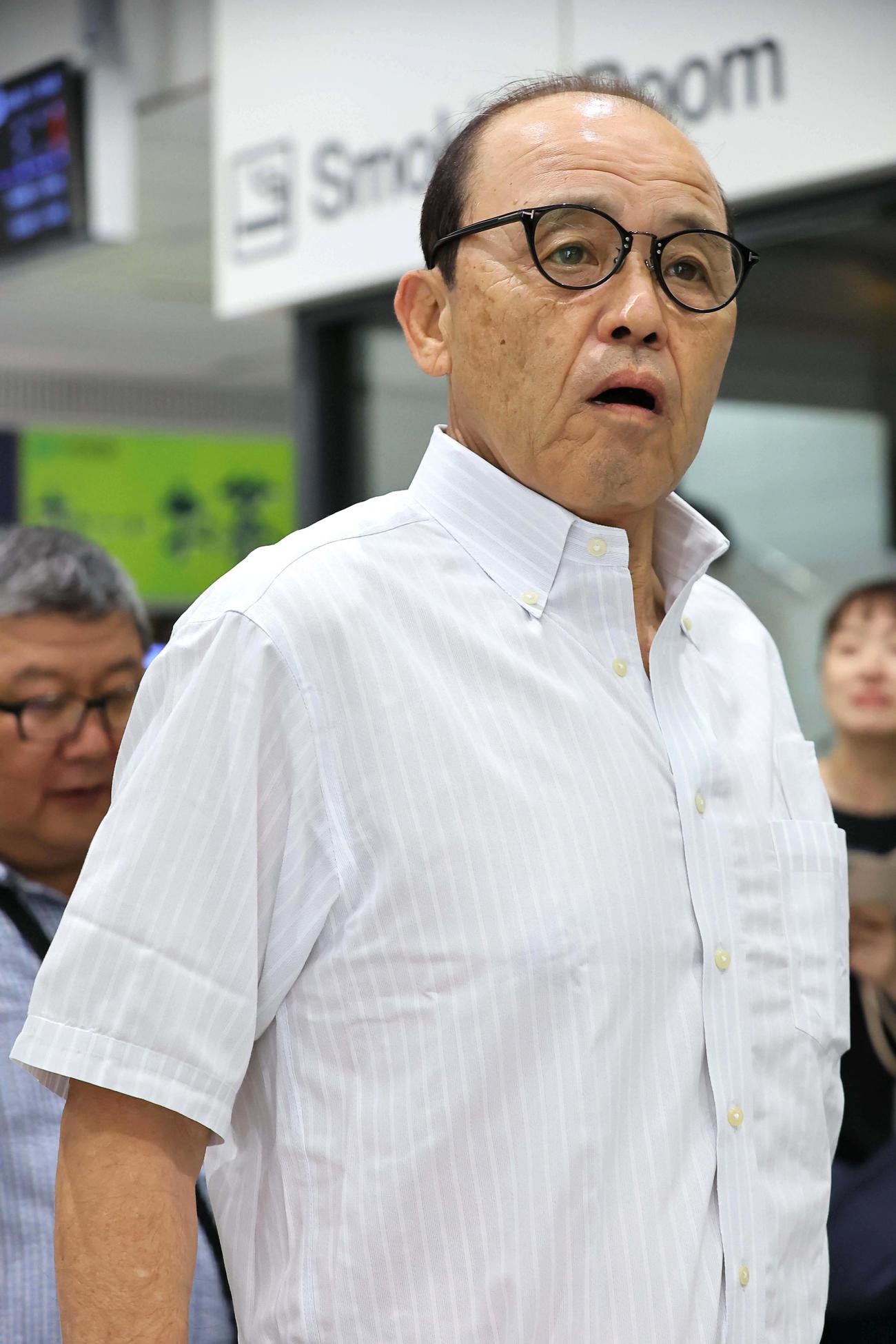 新幹線で名古屋に移動する阪神岡田監督は記者の取材に応じる（撮影・上田博志）
