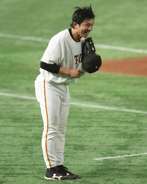 ノックを終え、笑顔でお辞儀する巨人松田（2023年3月29日撮影）