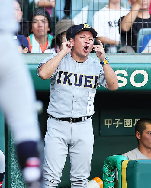 浦和学院対仙台育英　指示を出す仙台育英・須江監督（2023年8月6日撮影）