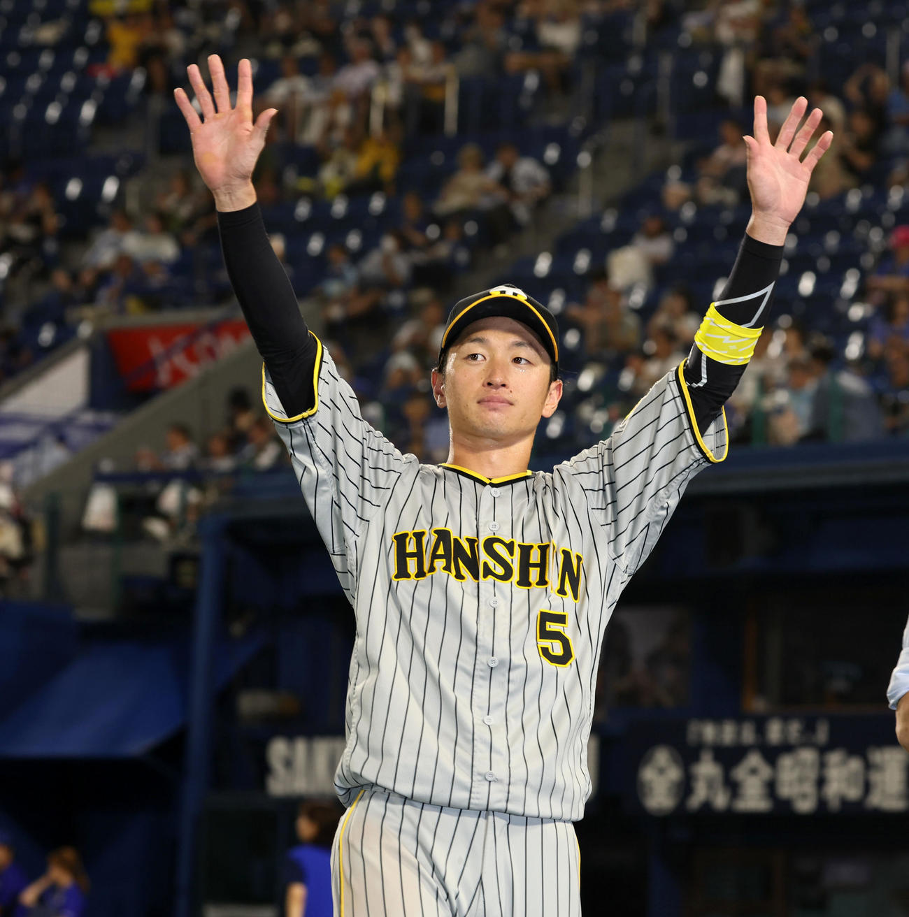 8月5日、ヒーローインタビューを受ける近本光司