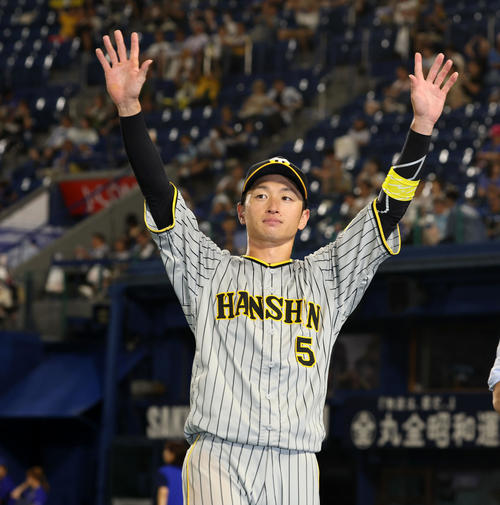 8月5日、ヒーローインタビューを受ける近本光司