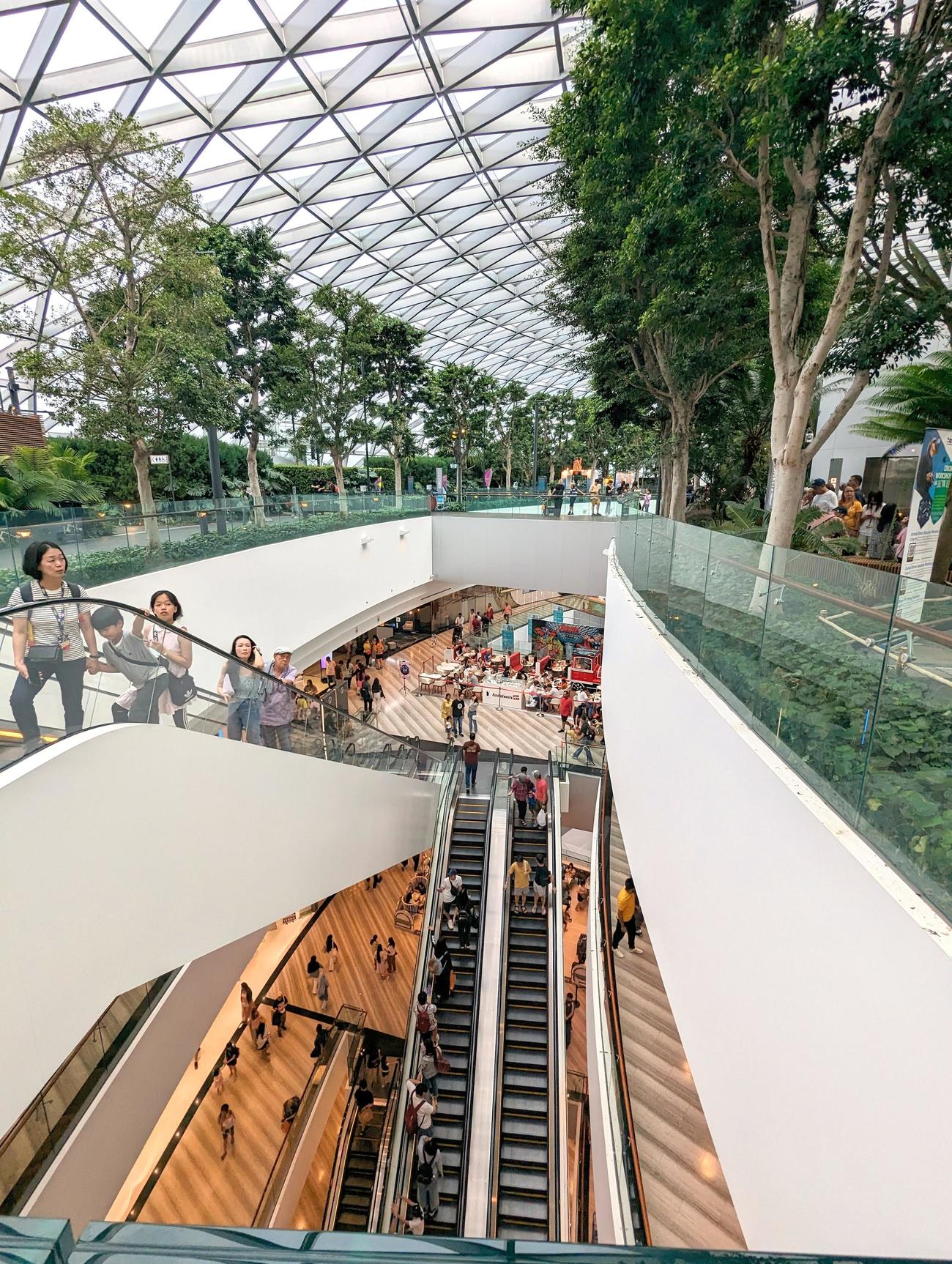 シンガポールのチャンギ国際空港内にあるレジャー施設＆ショッピングモール「ジュエル」。10階建ての大型施設には何層にもアパレル店やお土産店、レストランがひしめき合っている（撮影・三須一紀）