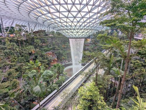シンガポールのチャンギ国際空港内にあるレジャー施設＆ショッピングモール「ジュエル」。建物の中に高さ40メートルの人口の滝と森が整備されている（撮影・三須一紀）