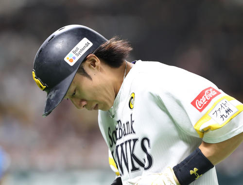 ソフトバンク対日本ハム　6回裏ソフトバンク1死一塁、柳田は中飛に終わる（撮影・梅根麻紀）
