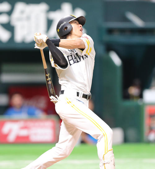 ソフトバンク対日本ハム　8回裏ソフトバンク2死一塁、柳田は中飛に終わる（撮影・梅根麻紀）
