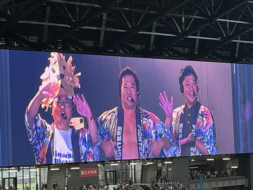大型ビジョンで紹介される、とにかく明るい安村（中央）。左はパンクブーブー黒瀬、右は元日本ハムの谷口雄也氏（撮影・永野高輔）
