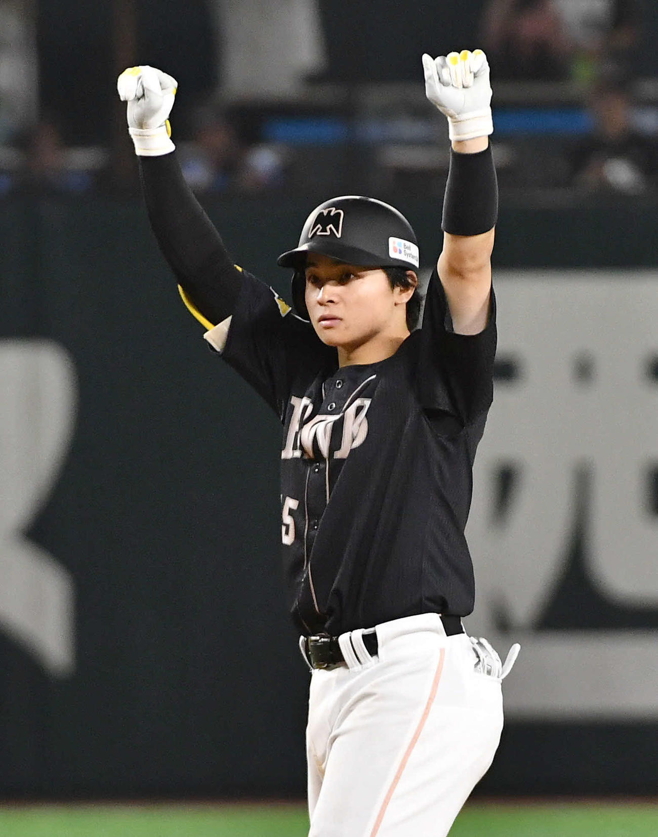 ソフトバンク対西武　5回裏ソフトバンク1死二塁、左中間へ同点適時二塁打を放ち、ベンチに向かってガッツポーズする谷川原（撮影・岩下翔太）