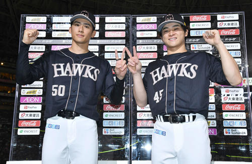 ソフトバンク対西武　西武に勝利し、「ダブルアニバーサリーデー」のWポーズを決める板東（左）と谷川原（撮影・岩下翔太）