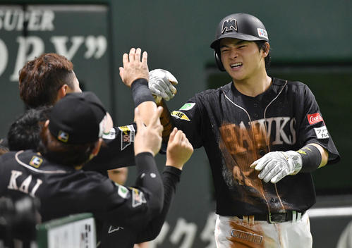 ソフトバンク対西武　5回裏ソフトバンク1死一、三塁、牧原大の勝ち越しスクイズで生還し、息を切らしながらナインとタッチを交わす谷川原（撮影・岩下翔太）