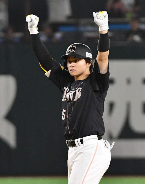 ソフトバンク対西武　5回裏ソフトバンク1死二塁、左中間へ同点適時二塁打を放ち、ベンチに向かってガッツポーズする谷川原（撮影・岩下翔太）