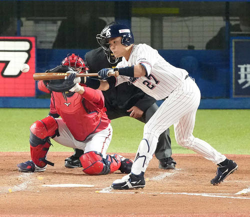 2023年3月31日、送りバントを決める中村