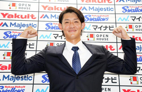 7月28日、ヤクルト入団会見で笑顔を見せる阪口