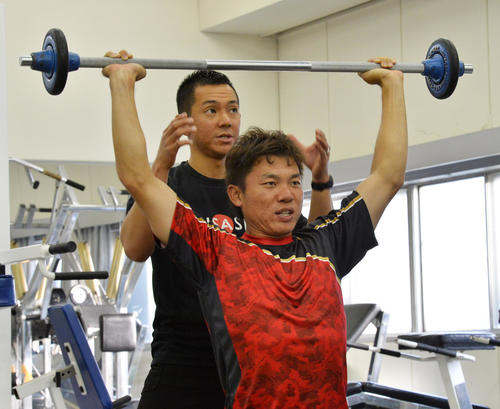 16年1月、土田和楙（かずしげ）パーソナルトレーナー（後方）とともに自主トレを行う中日大島