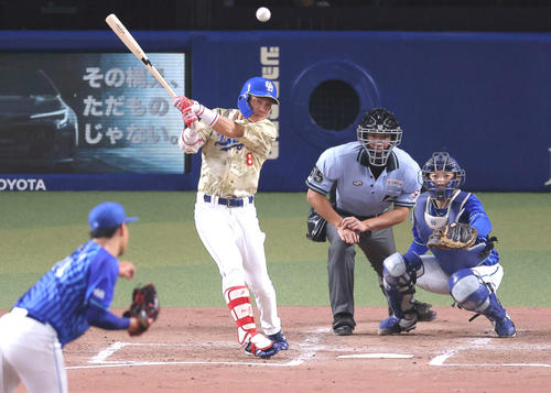 26日DeNA戦の3回、通算2000安打となる中前打を放つ大島洋平