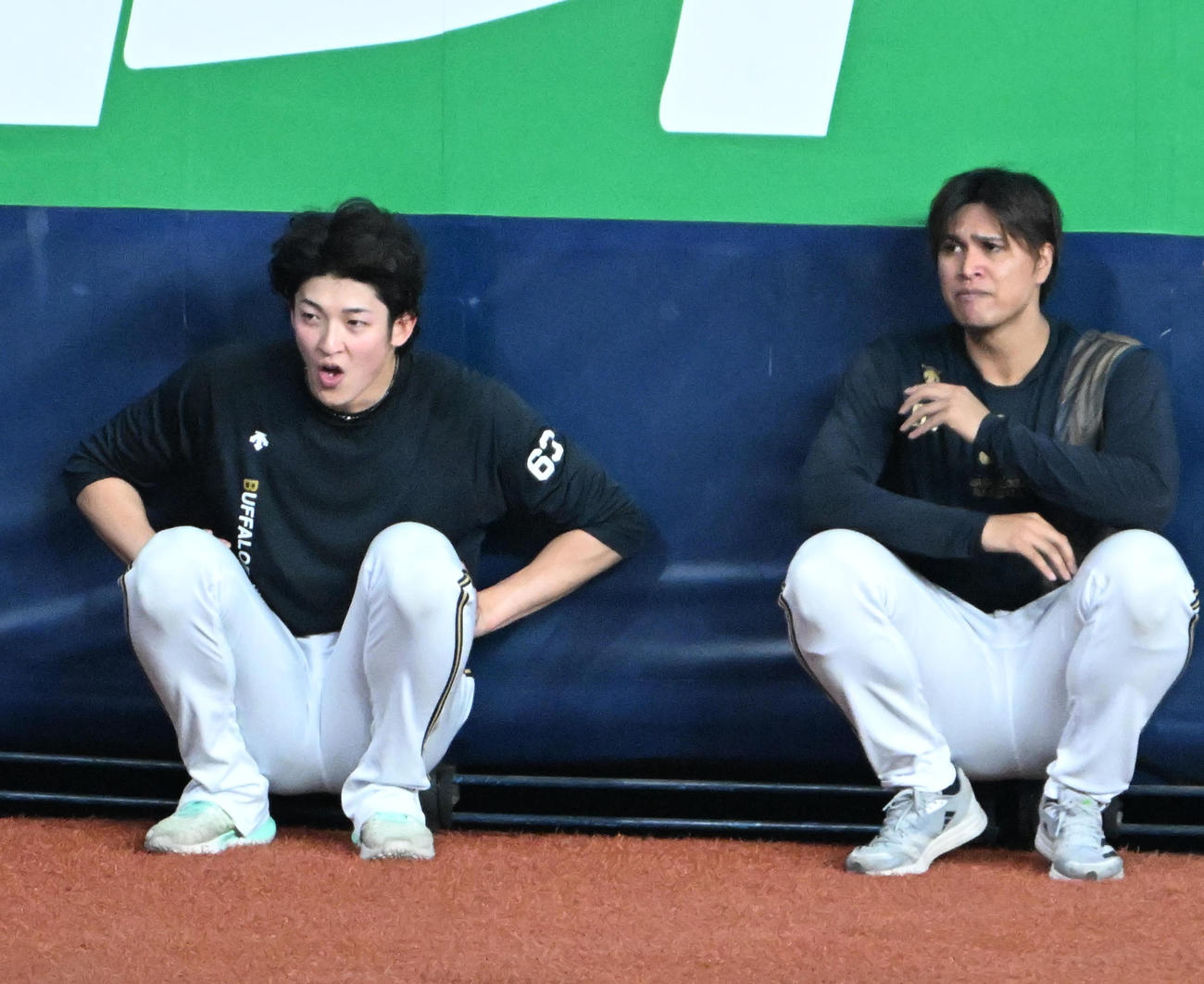 ダッシュで疲れた表情を見せる（左から）山崎颯、宇田川（2023年6月27日撮影）