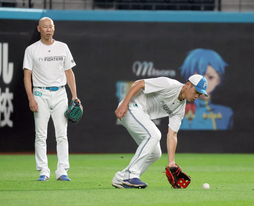 日本ハム対西武　日本ハム森本コーチ（左）が見つめる中、外野守備練習をする野村（2023年8月8日撮影）