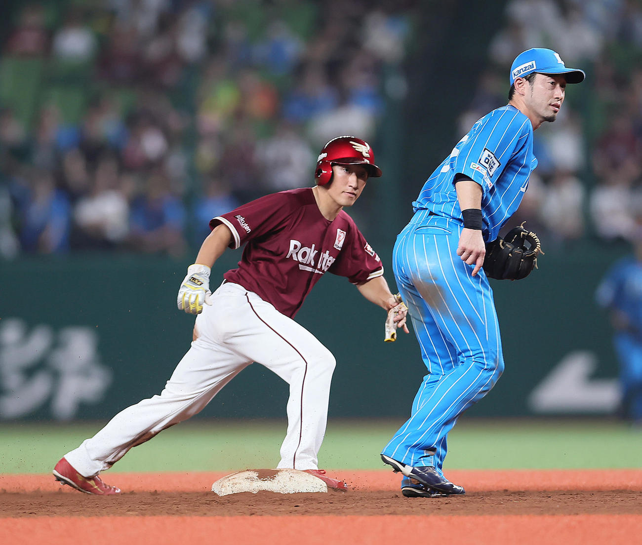 二塁盗塁に成功する楽天小深田大翔（2023年8月15日撮影）