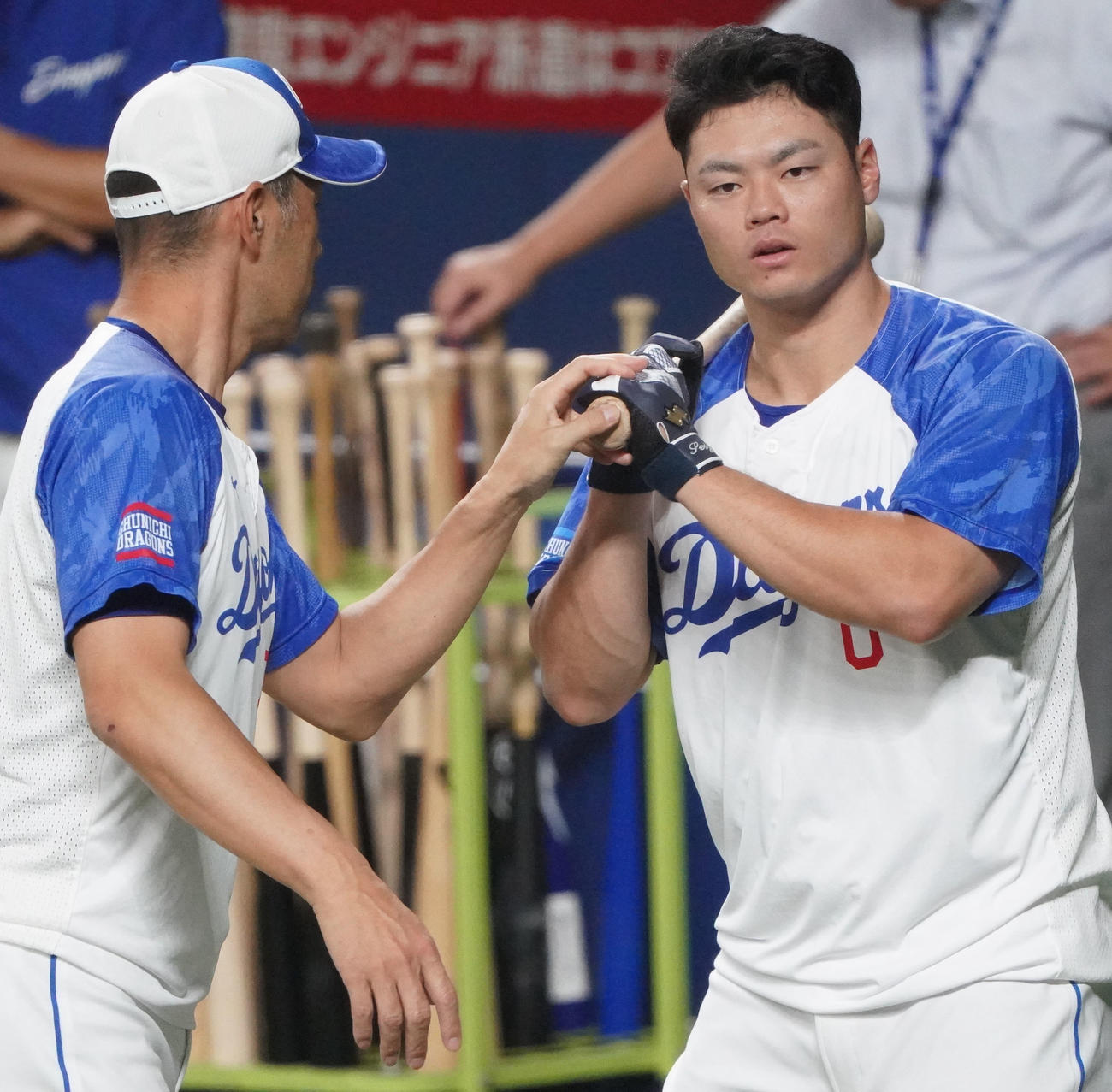 7月、和田打撃コーチと言葉を交わす細川（右）