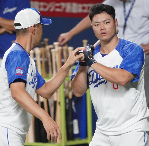 7月、和田打撃コーチと言葉を交わす細川（右）