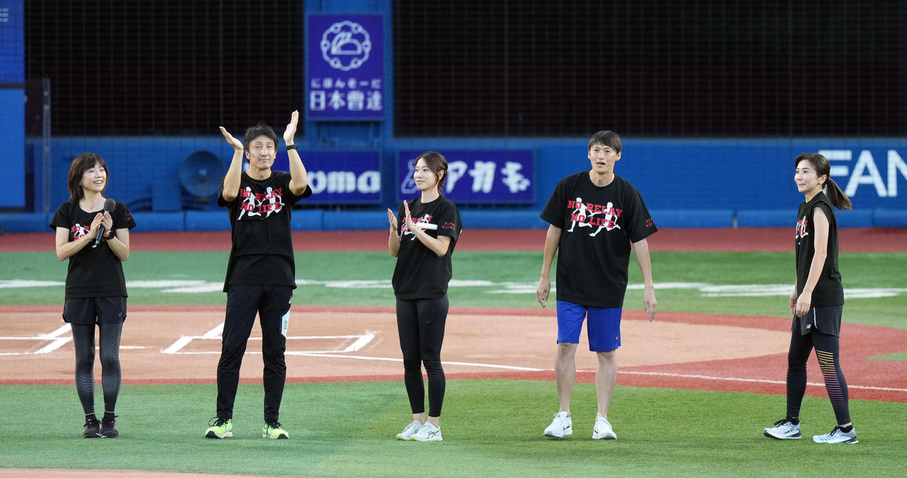 DeNA対巨人　試合前、dianaとリレー対決する、左から高橋尚子さん、朝原宣治氏、福島千里さん、高良一輝さん、高平慎士さん、木村文子さん（2023年9月1日撮影）