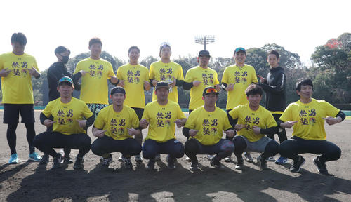 記念撮影に納まる前列左から増田珠、牧原大成、嶺井博希、野村勇、野村大樹、松田宣浩、後列左から３人目から頓宮裕真、星野真生、知野直人、宮崎俊郎、佐野恵太（2023年1月16日）