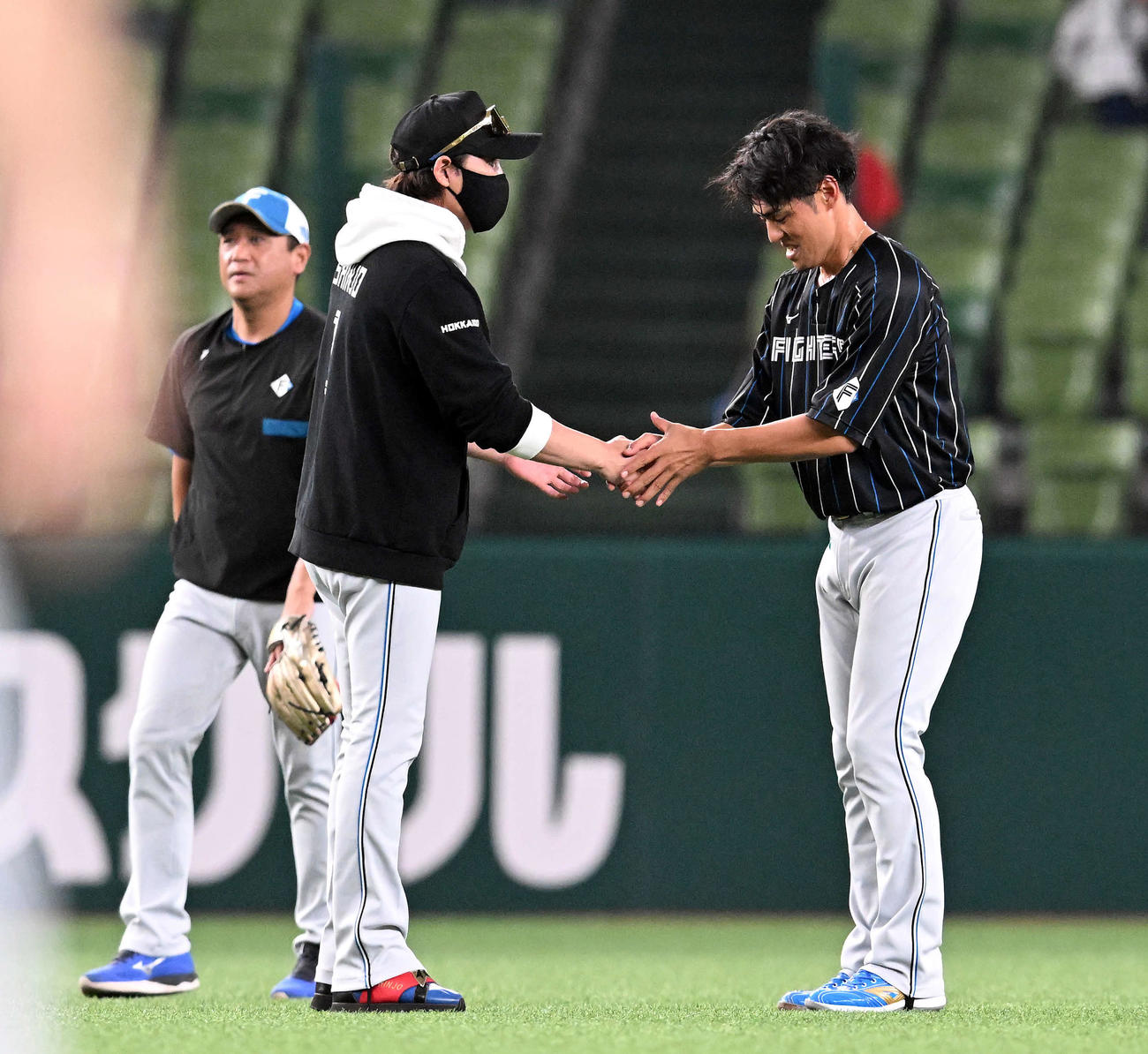 新庄監督（左）と握手を交わす日本ハム木村（撮影・たえ見朱実）