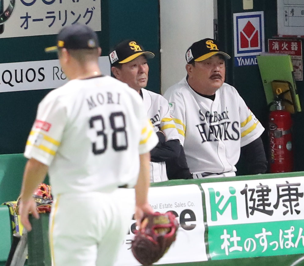 ソフトバンク対オリックス　4回途中に降板する森、ベンチの藤本監督（撮影・梅根麻紀）