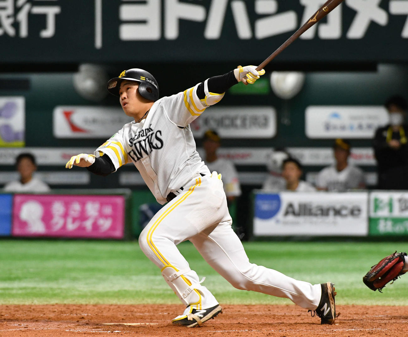 ソフトバンク対オリックス　4回裏ソフトバンク2死、井上は左二塁打を放つ（撮影・岩下翔太）