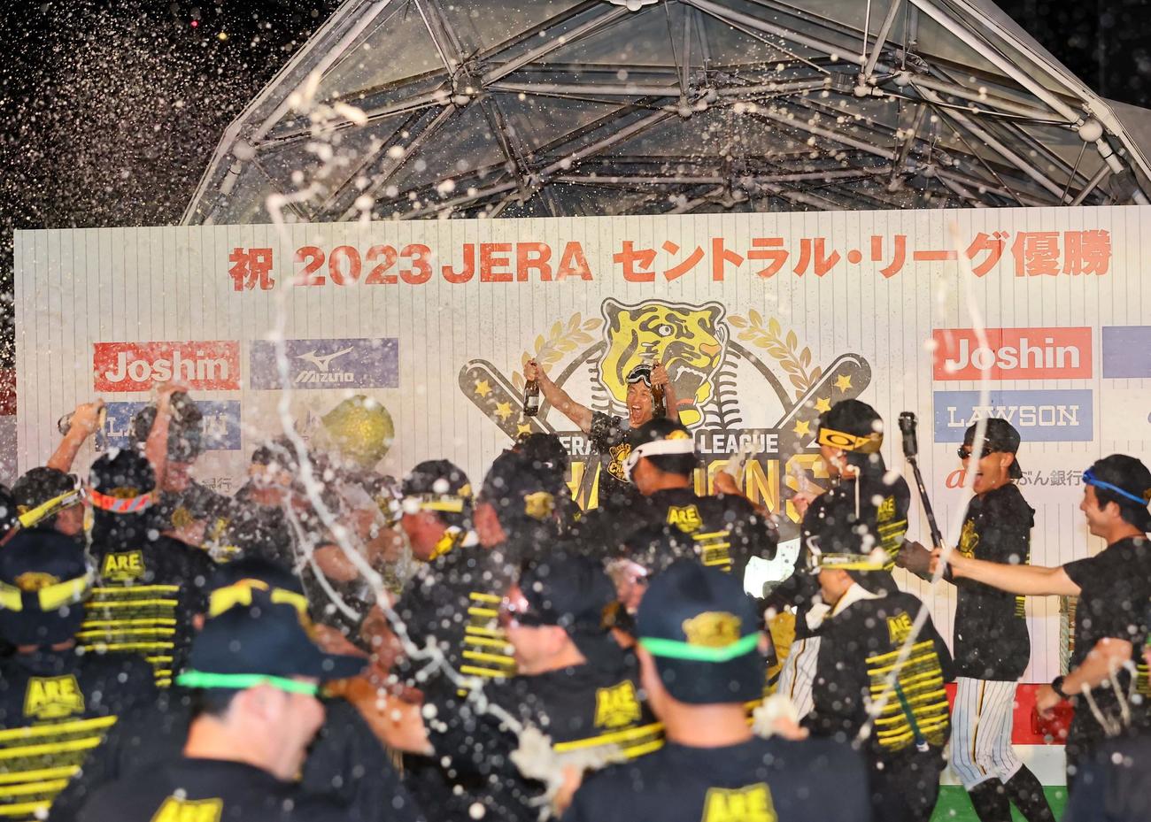 14日、近本（中央）の発声で開始されたビールかけ