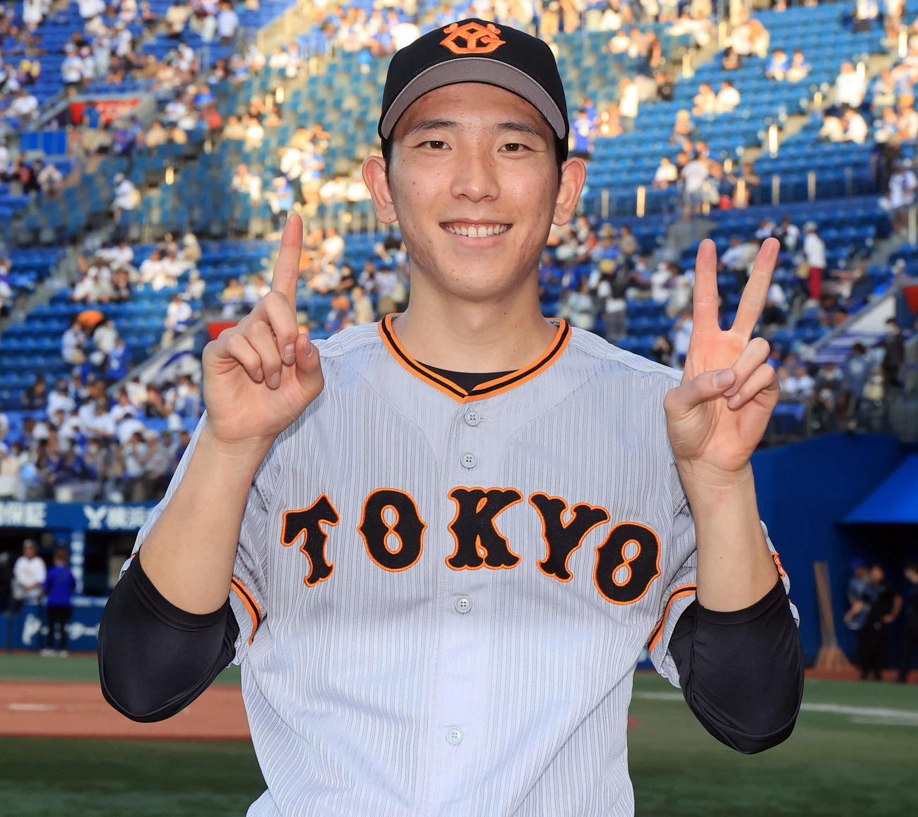 2023年9月23日、DeNA対巨人　完封勝利で12勝目を挙げた巨人戸郷は指で「12」のポーズ