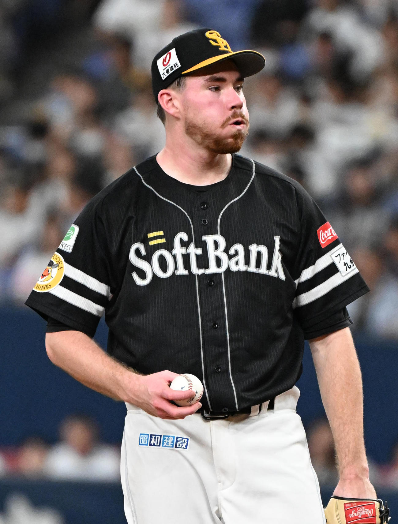 オリックス対ソフトバンク　5回裏オリックス1死一塁、セデーニョを前に口を膨らませて深呼吸をするスチュワート（撮影・石井愛子）