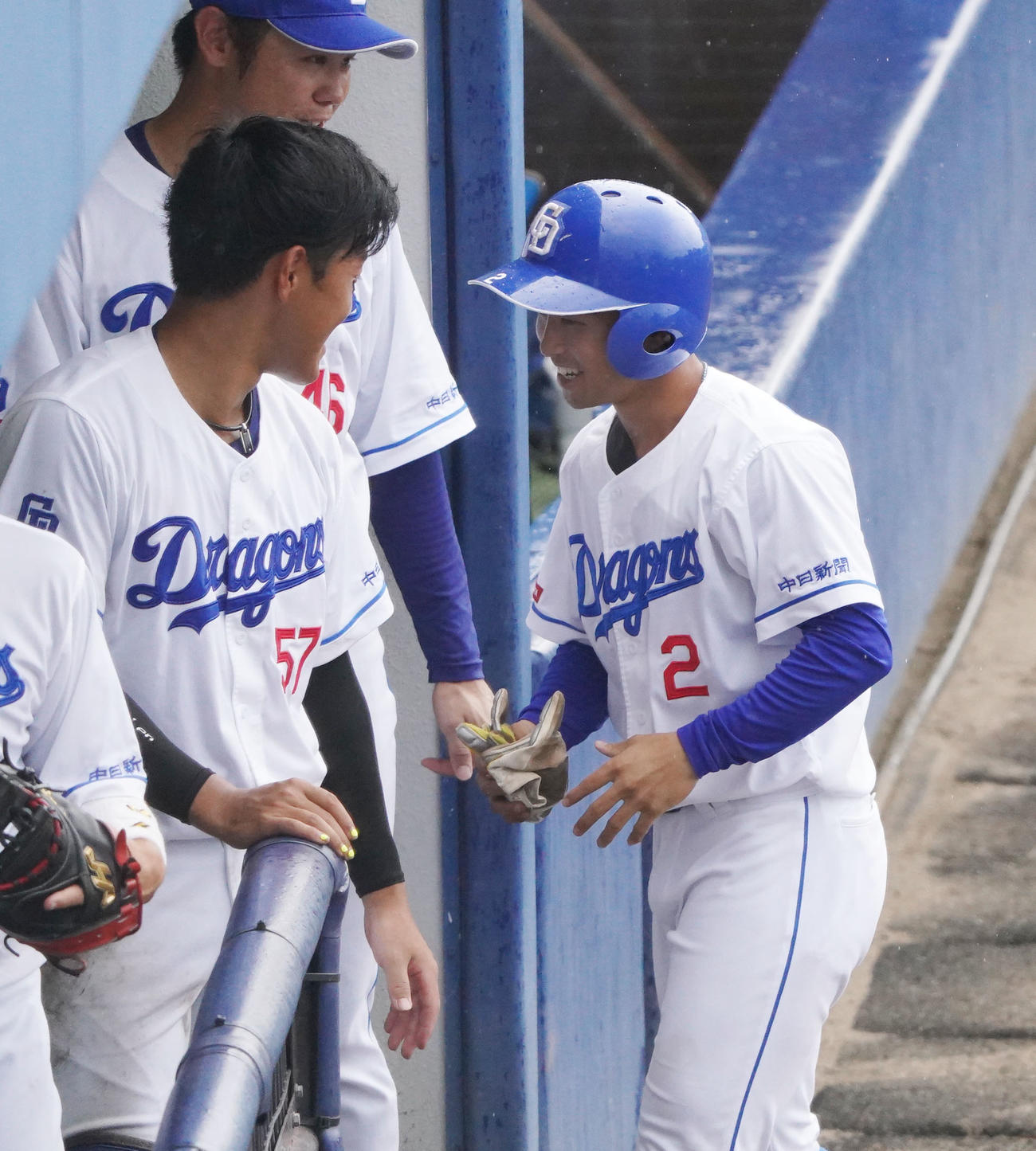 9月20日、ウエスタン中日対広島　5回裏中日2死一、三塁、玉村のボークで生還しナインとタッチを交わす田中