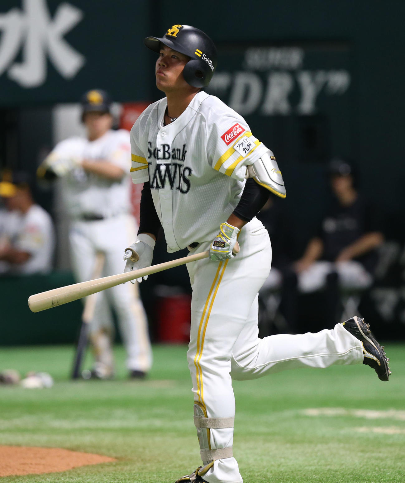 ソフトバンク対日本ハム　9回裏ソフトバンク無死、打席へ向かう吉田（撮影・冨田成美）
