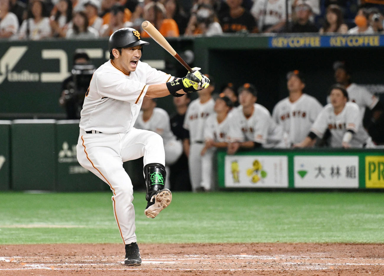 巨人対ヤクルト　5回裏巨人無死、ファウルで粘る松田（撮影・滝沢徹郎）