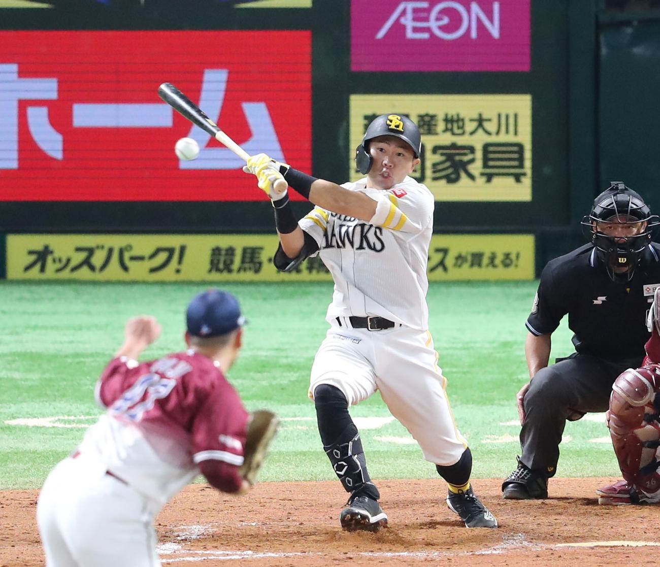 ソフトバンク対楽天　7回裏ソフトバンク2死一塁、中村晃は中前安打を放つ（撮影・梅根麻紀）